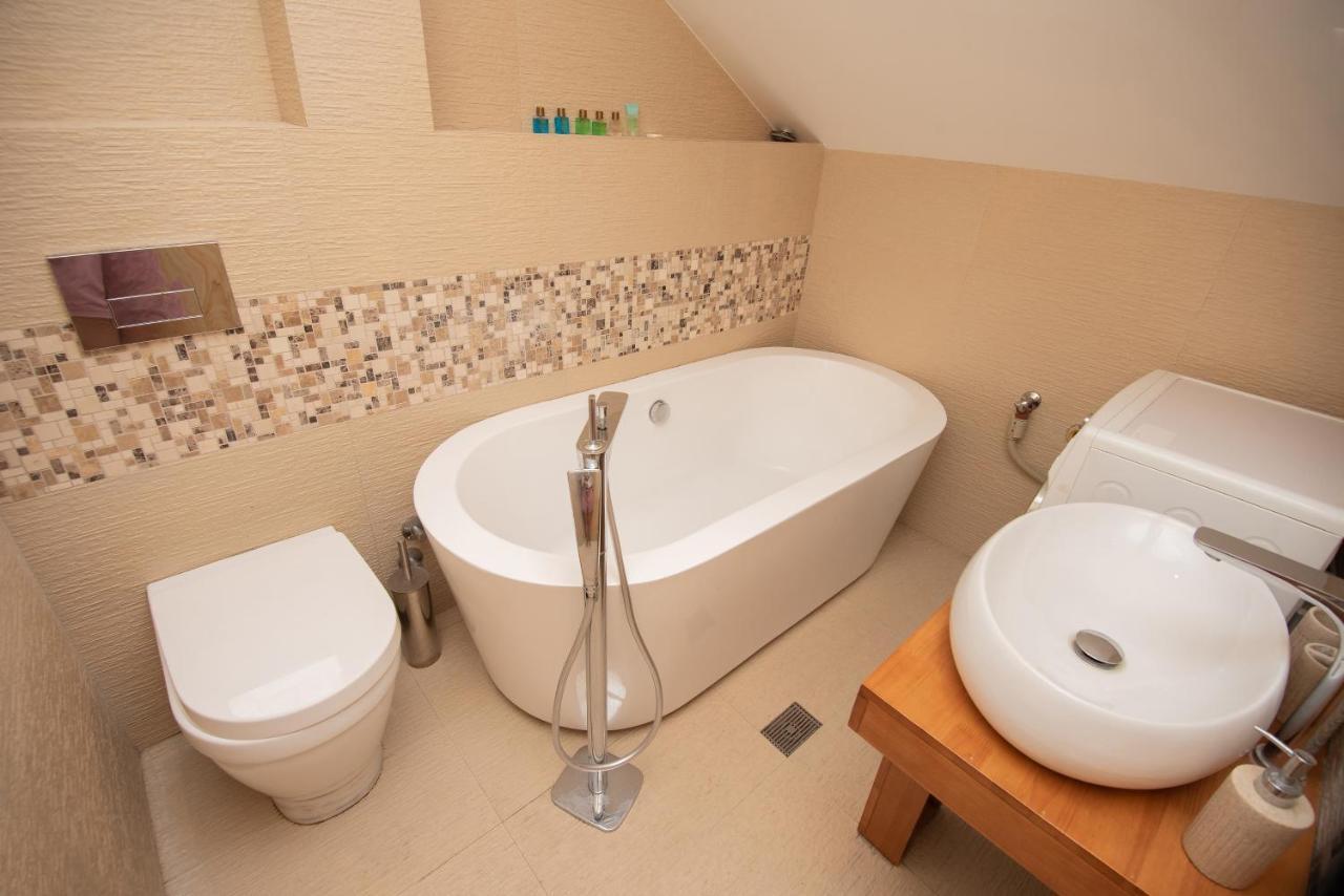Luxury 4 Bedroom Apartment #1 In The City Center Of تبليسي المظهر الخارجي الصورة